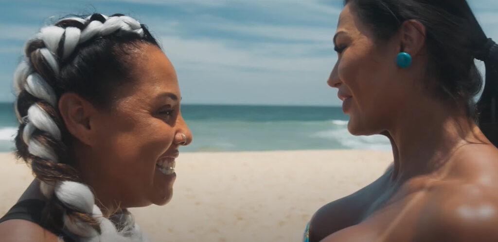 Gracyanne Barbosa e Evelyn Castro protagonizam cena de ciúmes na praia em novo vídeo de “Tô de Graça – O Filme”