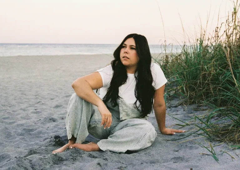 Gigi Perez lança seu álbum de estreia At The Beach, In Every Life